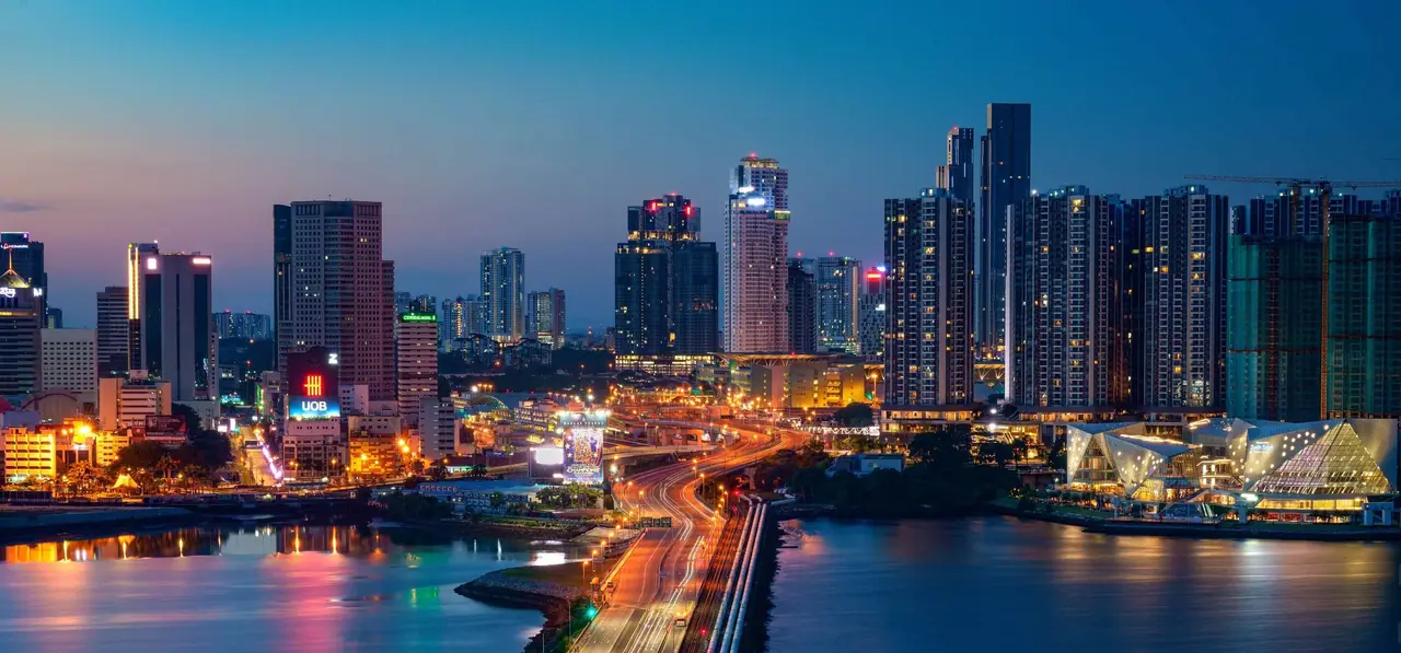 新山天际线入夜灯光与新柔长堤车流的城市夜景